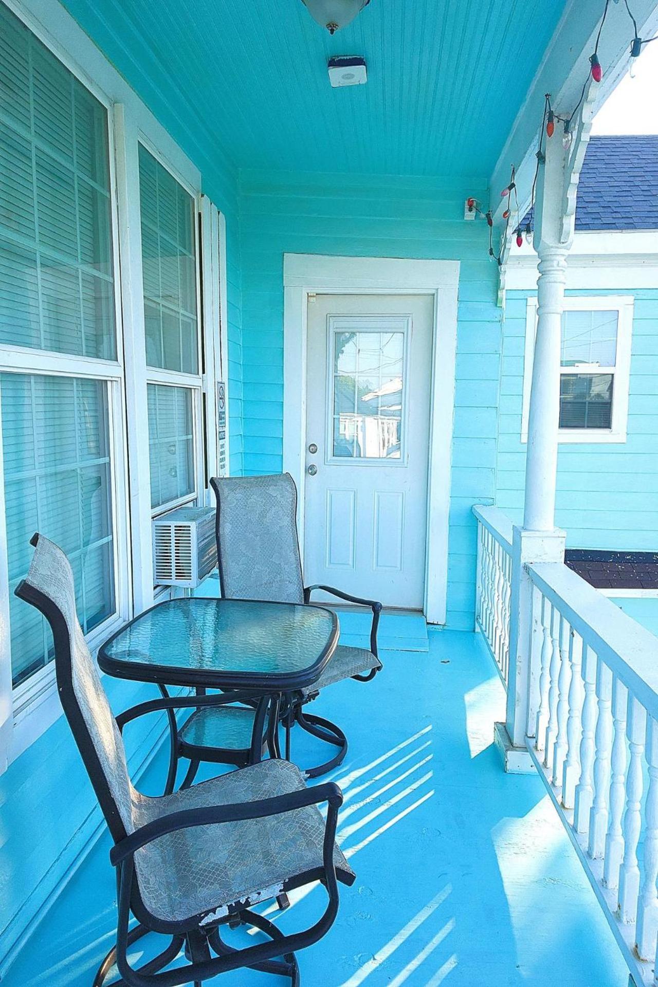 Casaazul-2605A-Couples Retreat By Beach & Pleasure Pier 1 Block Away- 2Bed 2Bath- 7 Minutes To Cruise Terminal Галвестон Экстерьер фото